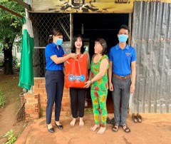 Đoàn trường THPT Lê Quý Đôn: Tặng 10 túi an sinh cho HS khó khăn