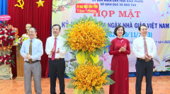 TRƯỜNG THPT LÊ QUÝ ĐÔN: NHẬN CỜ THI ĐUA CỦA THỦ TƯỚNG CHÍNH PHỦ NHÂN BUỔI HỌP MẶT KỶ NIỆM 41  NĂMNGÀY NHÀ GIÁO VIỆT NAM