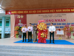 TRƯỜNG THPT LÊ QUÝ ĐÔN TỔ CHỨC TRỌNG THỂ LỄ ĐÓN NHẬN BẰNG ĐẠT CHUẨN QUỐC GIA MỨC ĐỘ MỘT