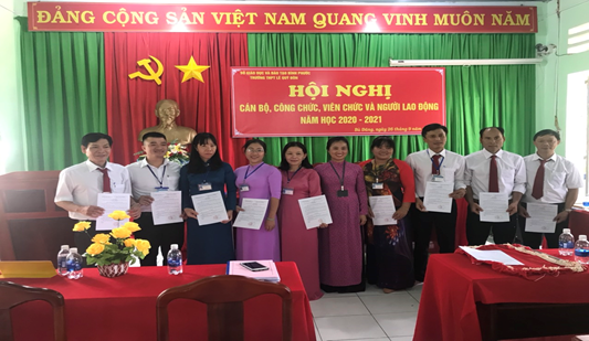 Hiệu trưởng Lê Thị Bích Hạnh trao quyết định bổ nhiệm tổ trưởng cho năm học mới